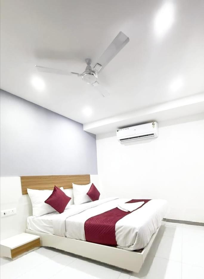 Hotel Modern Town Neu-Delhi Exterior foto